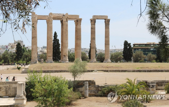 리스 아테네 중심가에 우뚝 서있는 제우스 신전의 유적. [아테네=연합뉴스]